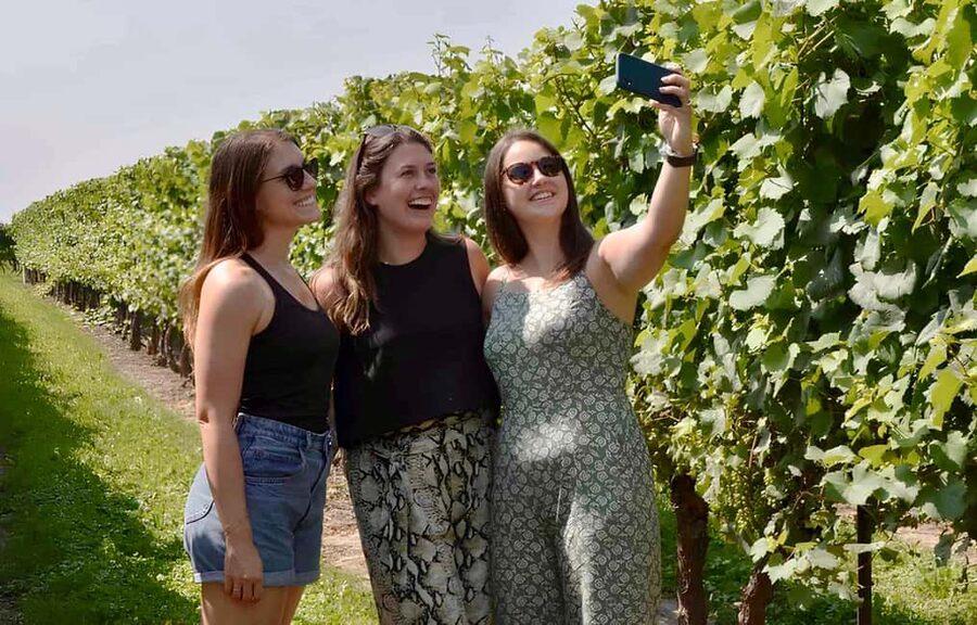 Toronto: Niagara-on-the-Lake, Wine Tasting & Chocolate Tour - Two hours to wander Niagara-on-the-Lake