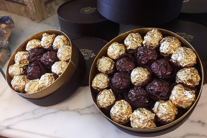 Turin Sweet & Chocolate Walking Food Tour by Do Eat Better - Gelato in Piazza C.L.N.