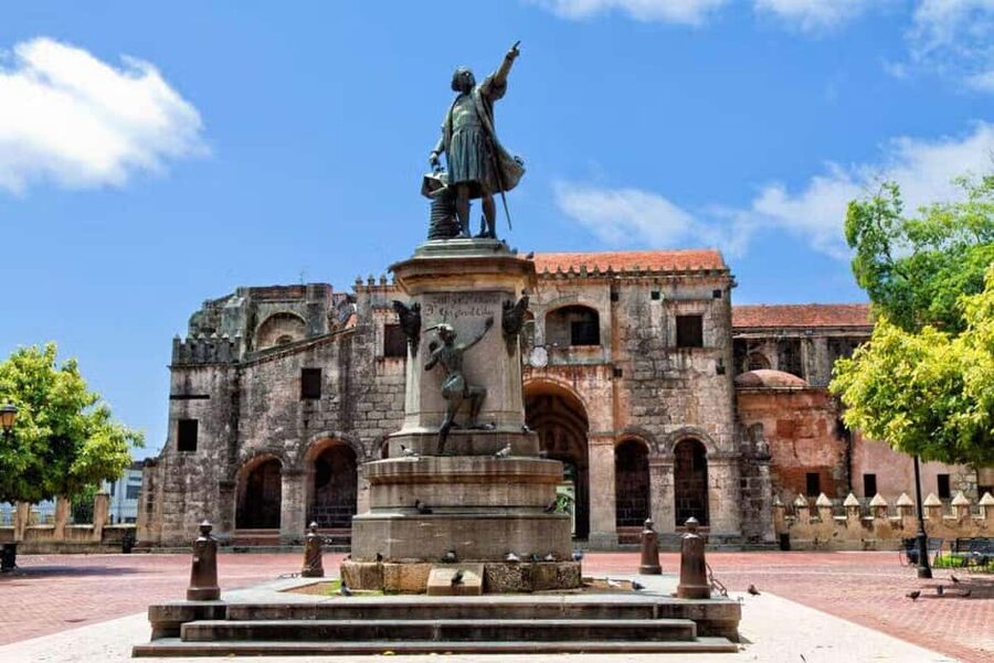 Zona Colonial: Recorrido Histórico con Chocolate y Mamajuana - Starting at the Sundial beside the Royal Houses