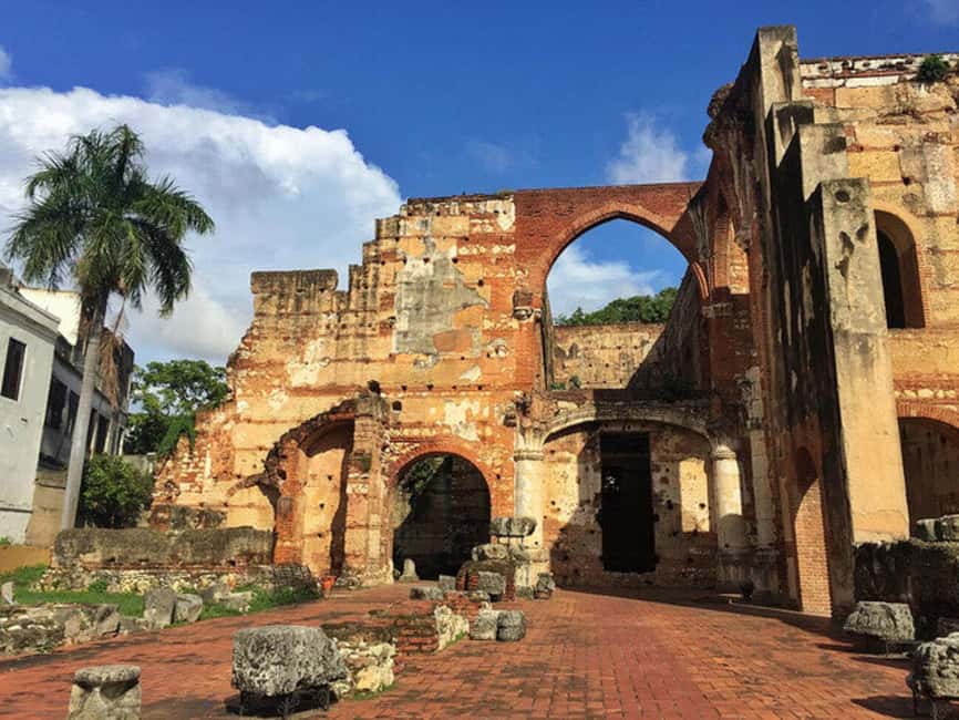 Zona Colonial: Recorrido Histórico con Chocolate y Mamajuana - Inside the Alcázar de Colón