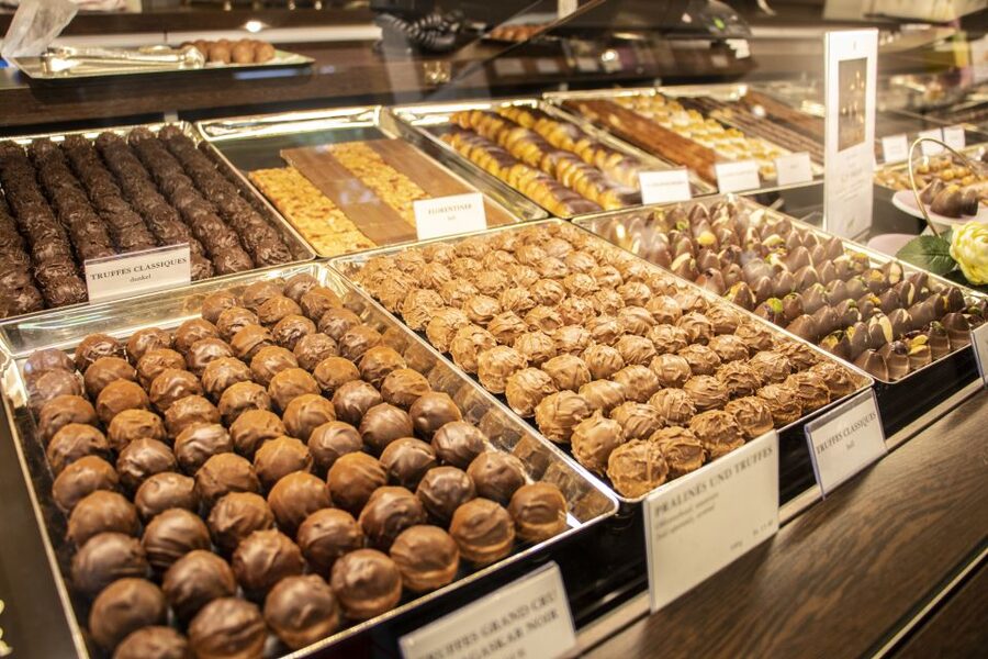 Zurich: Chocolate Tasting and Walking Tour with a Local - Walking through Zurich’s everyday corners
