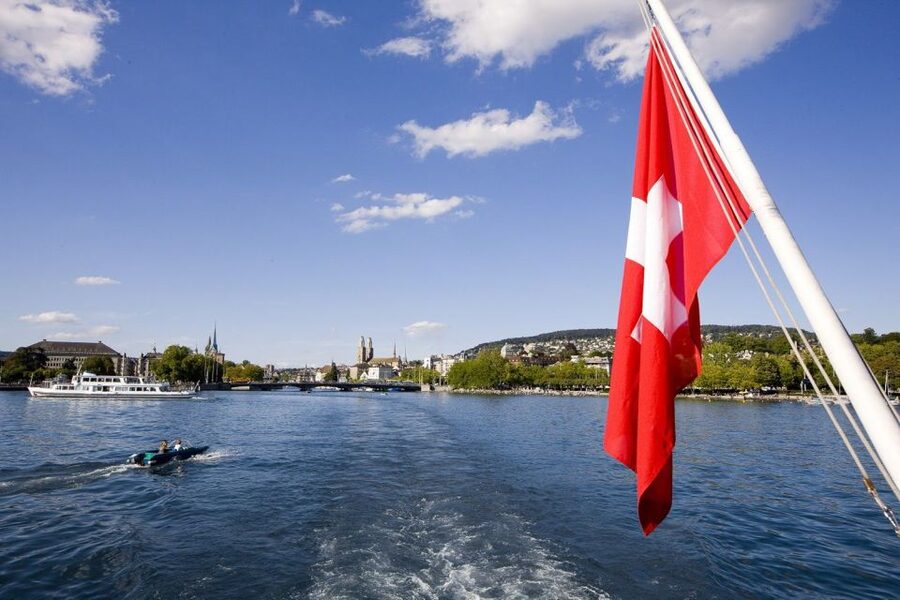 Zurich: City Tour, Cruise, and Lindt Home of Chocolate Visit - Walking through the medieval Old Town