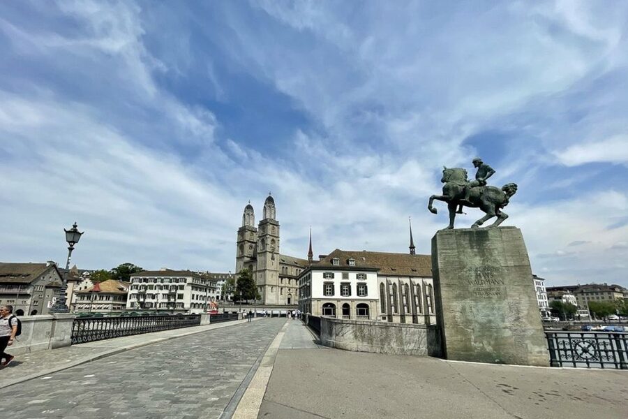 Zurich: City Tour, Cruise, and Lindt Home of Chocolate Visit - Cruising Lake Zürich for 30 minutes
