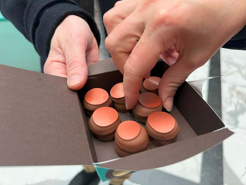 Zurich: Food Tour of 8+ Tastings with Cheeses & Chocolates - Starting at Bellevue with a Swiss breakfast