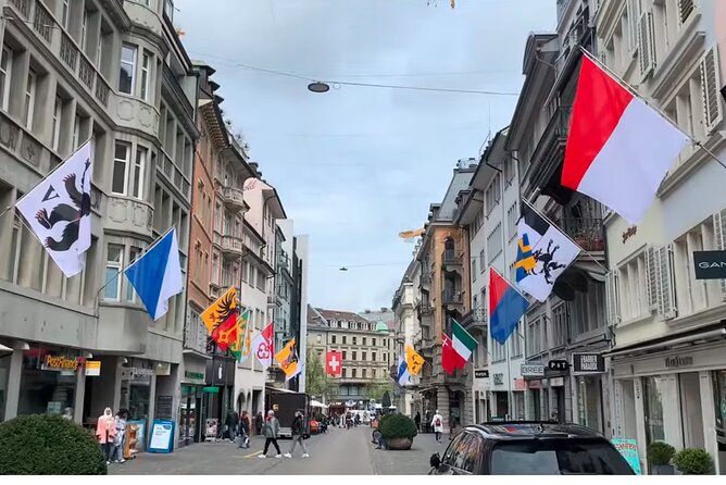 Zurich tour with Lake Zurich Cruise & Lindt Chocolate Experience - Zurich Main Station and the city’s central spine